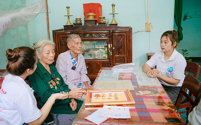 Bàn baccarat trực tuyến sang trọng với lá bài và chip, thể hiện trải nghiệm chơi baccarat trực tuyến đẳng cấp