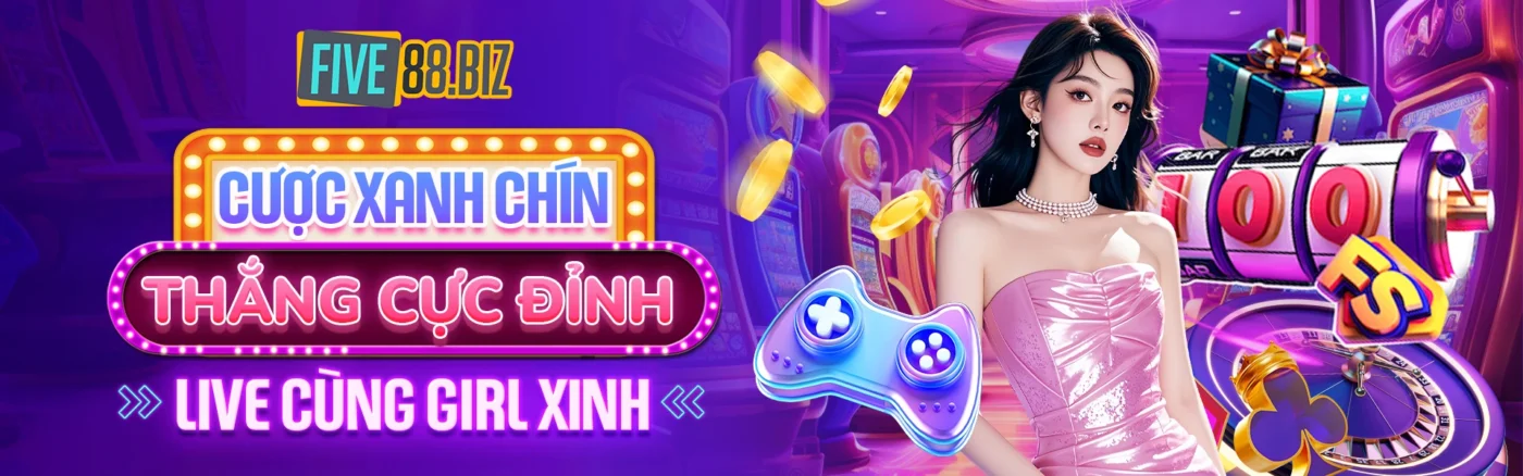Hình ảnh một bàn chơi baccarat trực tuyến với người chia bài thật và chip cược, thể hiện sự sang trọng và kịch tính của trò chơi.